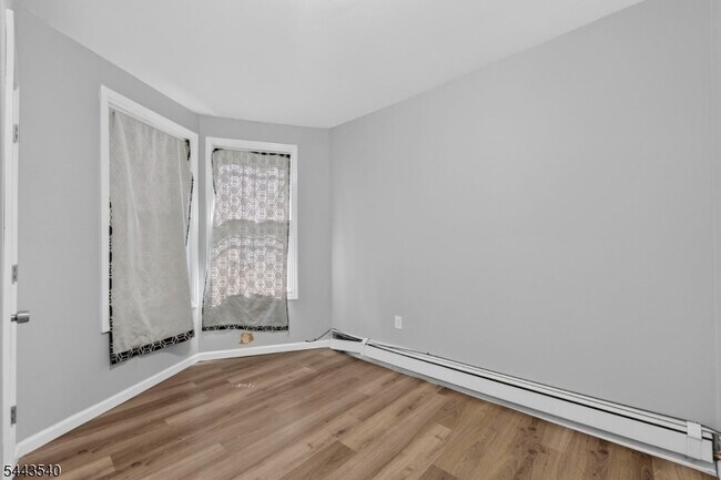 Building Photo - 437-439 7th Ave W