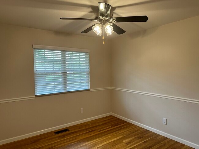 Building Photo - 3 Bedroom 2 Bathroom in Parkway North School District!