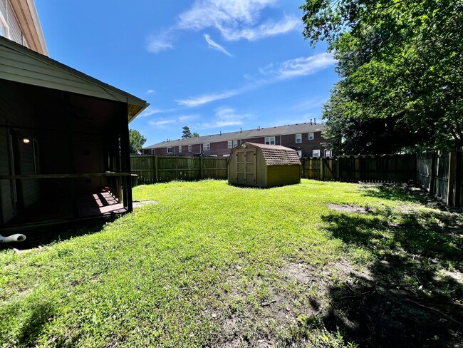 Building Photo - Newly remodeled 3 bed 2.5 bath townhome in...