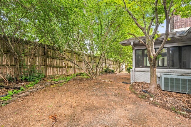 Building Photo - 4-BED, 2-BATH ALL-BRICK HOME NEAR JONESBORO COUNTRY CLUB!