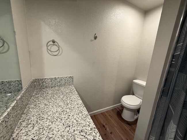 Building Photo - Updated 2-bedroom condo in gated community!