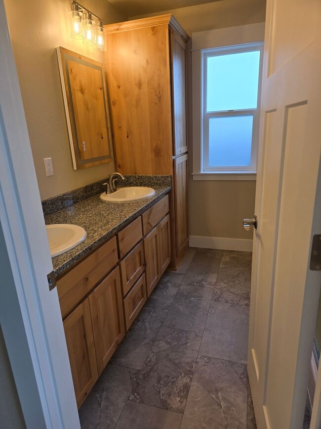 Building Photo - 2941 Naples Dr