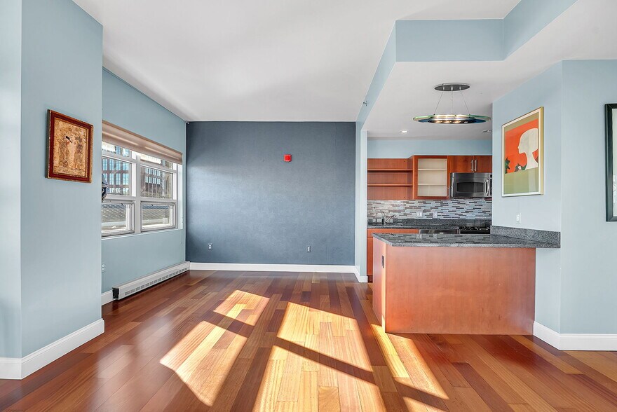 Building Photo - 17 Otis St