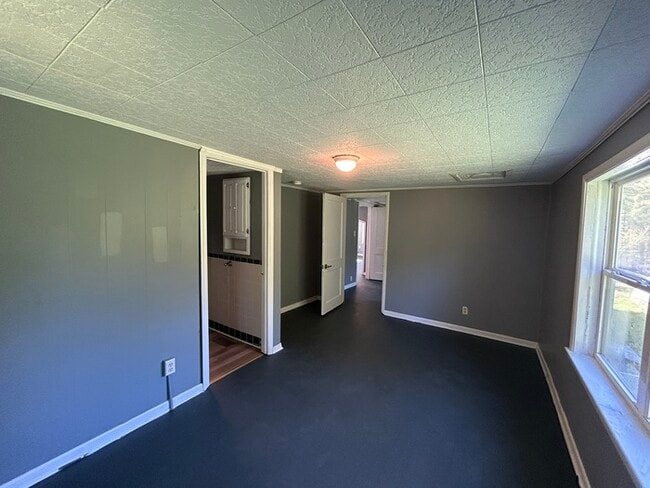 Building Photo - Beautifully Renovated 3-Bedroom Home with Expansive Yard and Private Deck in Graysville