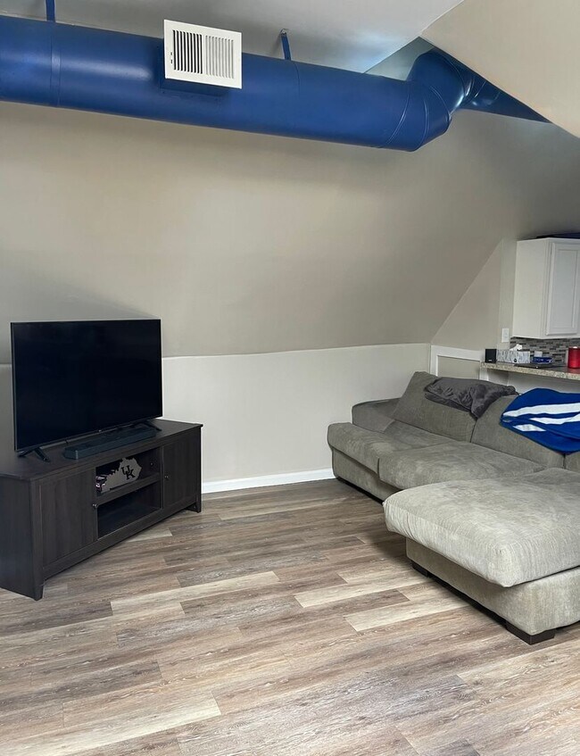 Building Photo - 235-2 Lexington Ave – The Treehouse Apartm...