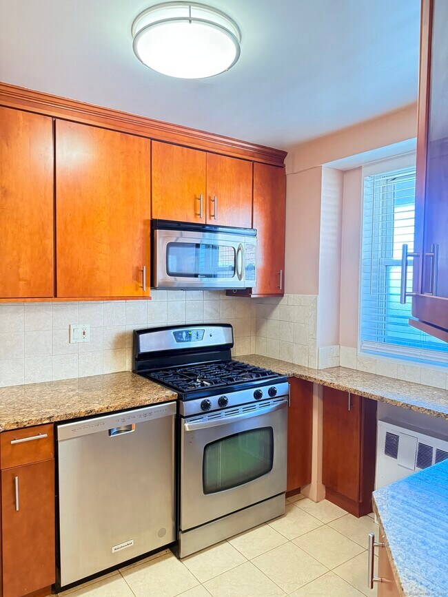 Building Photo - 91 Strawberry Hill Ave