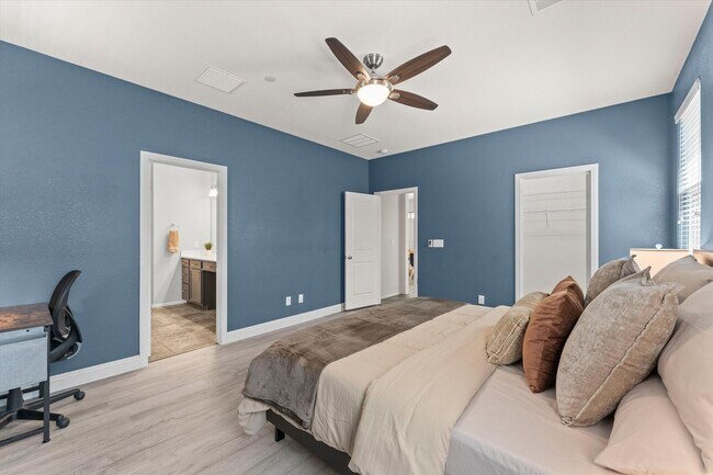 Building Photo - Luxe Sunset Retreat
