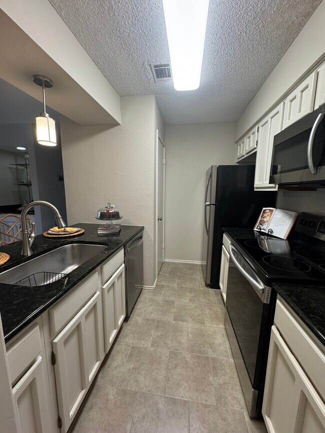 Building Photo - 1202 Thorpe Ln