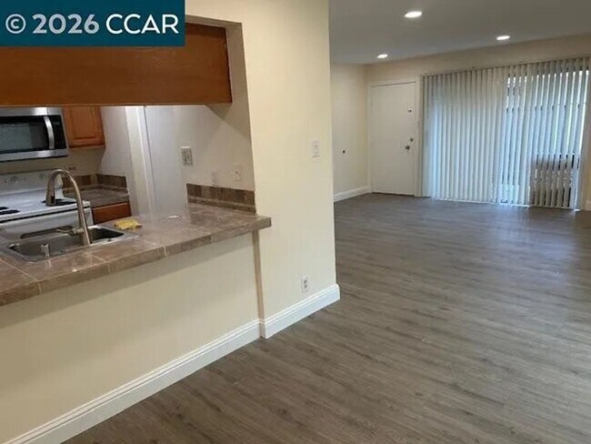 Building Photo - Two Bedroom One Bathroom Condo