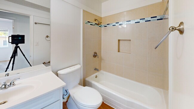 Building Photo - 827 Las Gallinas Ave