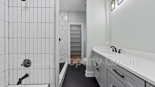 Building Photo - 1068 Bruce St