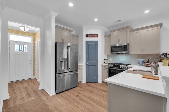 Building Photo - Beautiful Fully Furnished.