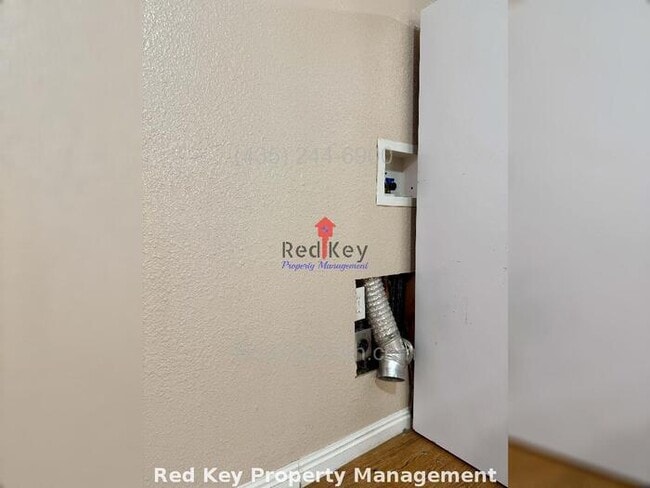 Building Photo - West 880 S Lower Unit Duplex