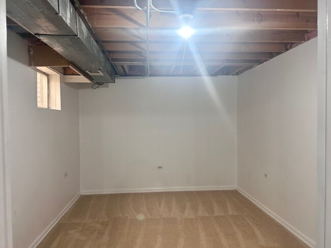 Building Photo - 646 White Ct