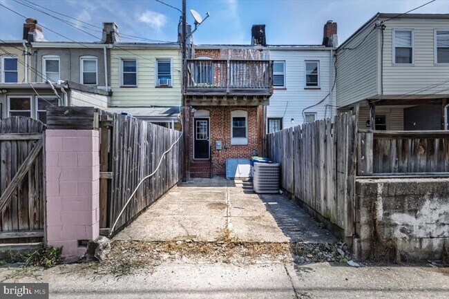 Building Photo - 122 N Ellwood Ave