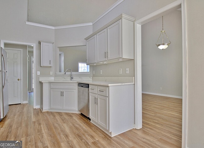 Building Photo - 77 Pine Crescent