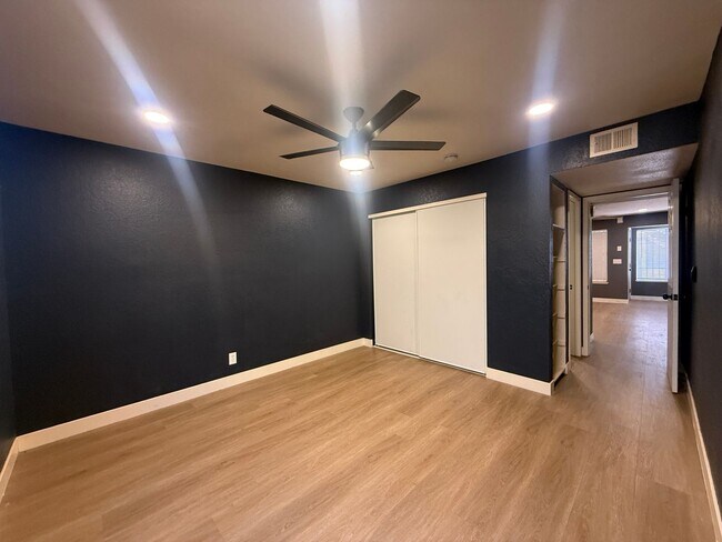 Building Photo - Recently remodeled 2-bed, 2-bath unit for rent in North Las Vegas!