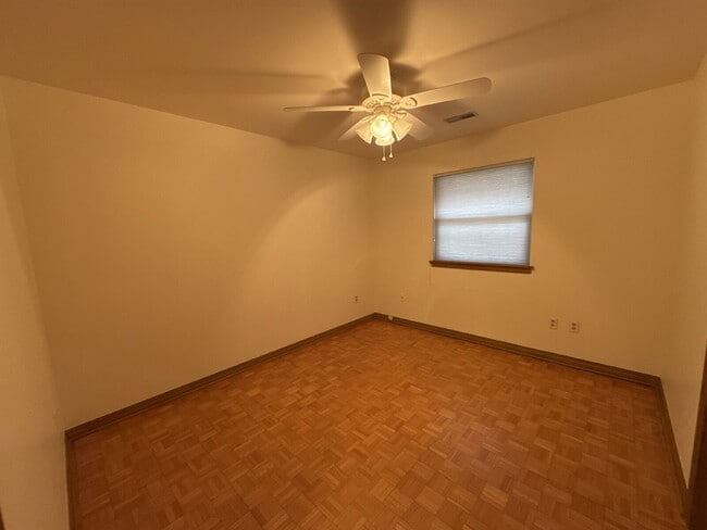 Building Photo - "Charming Space in Yukon, OK! Lawn care included!"