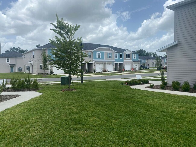 Building Photo - Almost New 3/2/1 Modern Townhome!