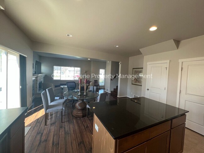 Building Photo - 3 bed, 2.5 bath townhouse in CDA Place!
