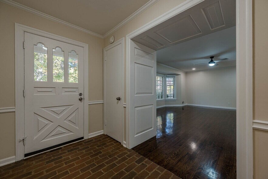 Building Photo - 6640 Williamson Dr