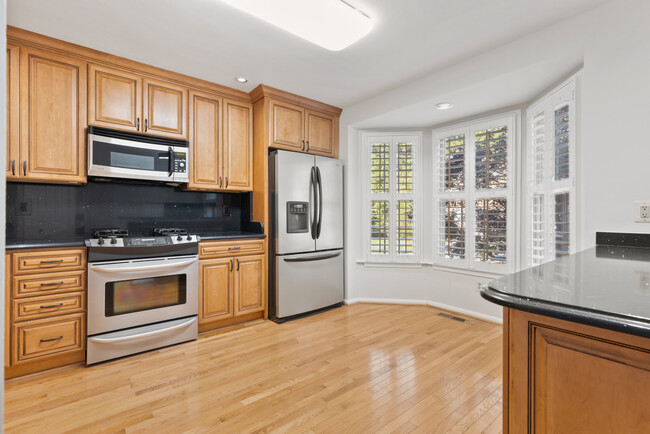 Kitchen / Bay Window - 1021 Hidden Moss Dr