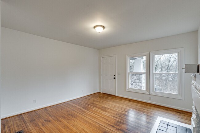 Building Photo - Two Bedroom Craftsmen for Rent!