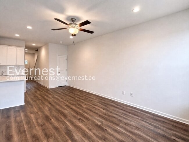 Building Photo - Spacious 3-BR Townhome with Private Patio & Garage / Pet Friendly / Vouchers Accepted / Coming Soon!
