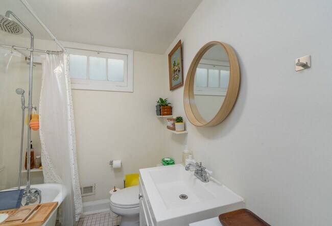 Building Photo - Oakenshawe 5-Bedroom, 2-Bathroom Home Close to Johns Hopkins