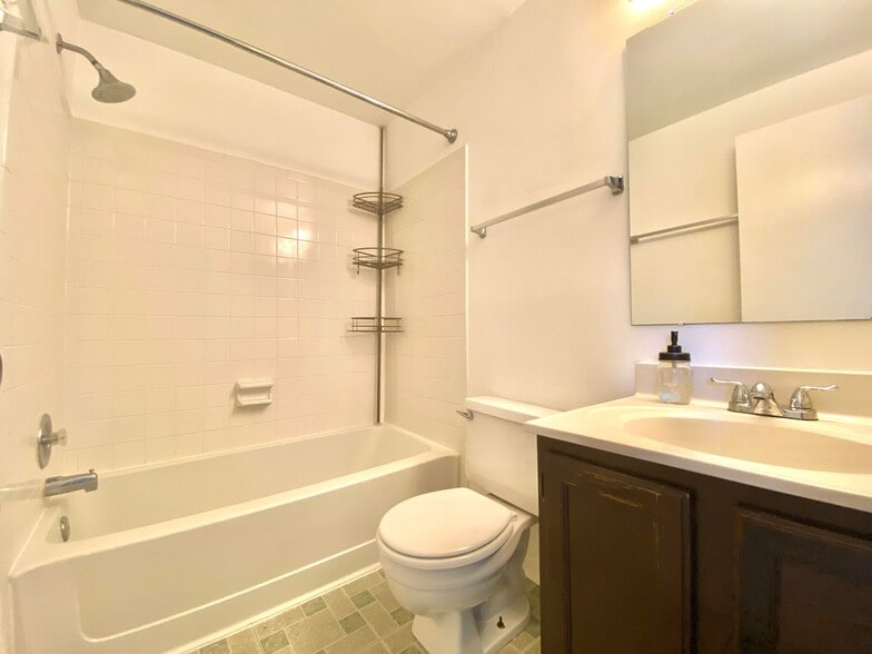 Building Photo - 7351 Crestleigh Cir