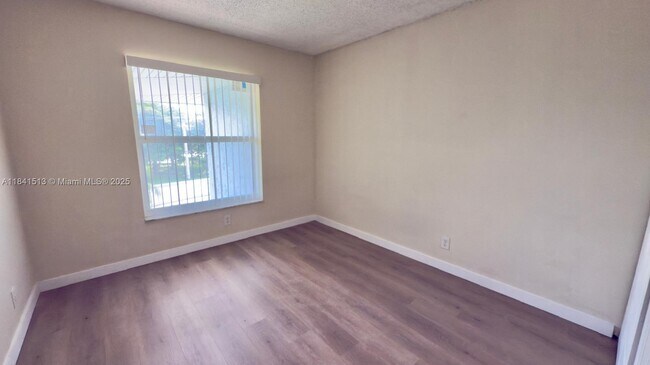 Building Photo - 605 S Pine Island Rd