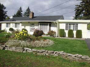 Building Photo - Charming 4 bedroom Rambler