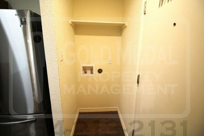 Building Photo - 907 Lasso Dr