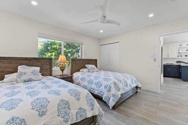 Building Photo - 1203 Hillsboro Mile