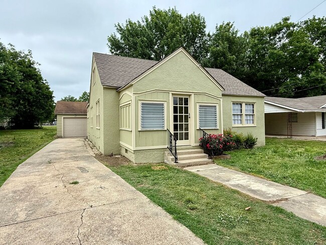 Building Photo - Welcome to this Beautiful Home in Downtown Paragould, AR!