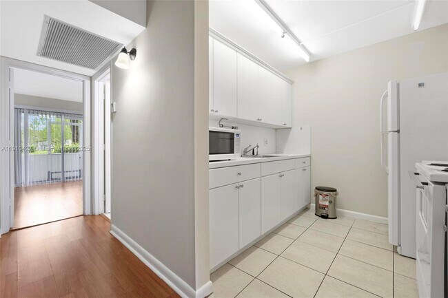 Building Photo - 800 SW 131st Ave