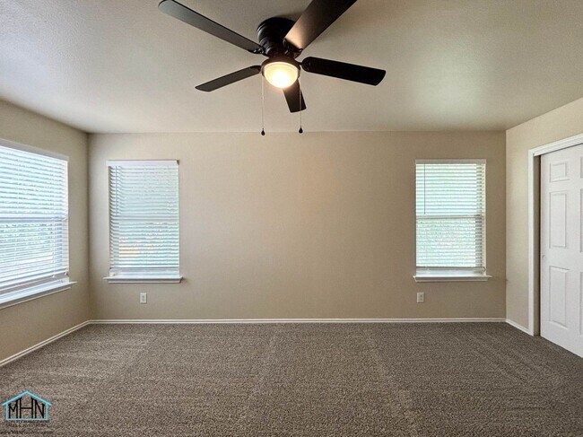 Building Photo - Big & Beautiful 5 bed/3.5 bath 2 Story hom...