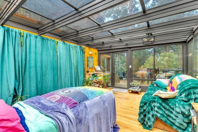 Building Photo - 3 bd 2 ba country cabin close to town