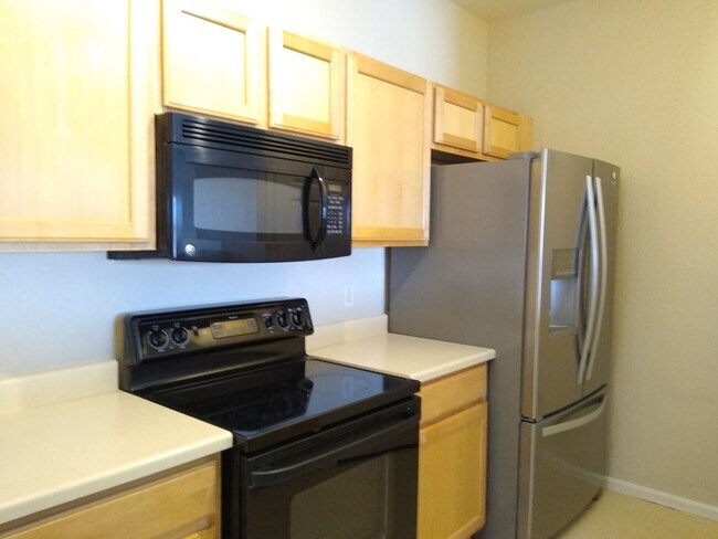 Building Photo - Super Fly 1 Bedroom with Large Study, 1 1/2 Bathrooms, Balcony, Reserved Parking AVAILABLE NOW