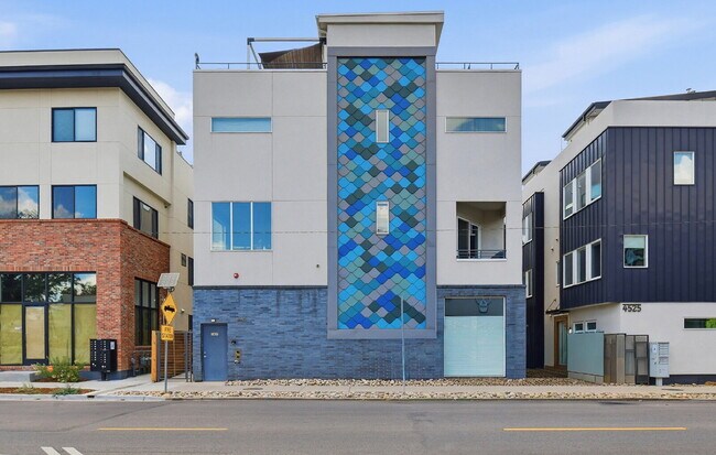 Building Photo - $3,640.95 with $300 Off the first month's rent, 2 Bed, 2.5 Bath Townhome in Denver with Rooftop P...