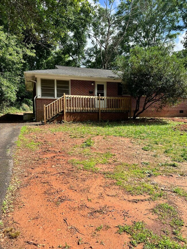 Building Photo - 204 Pine Ln