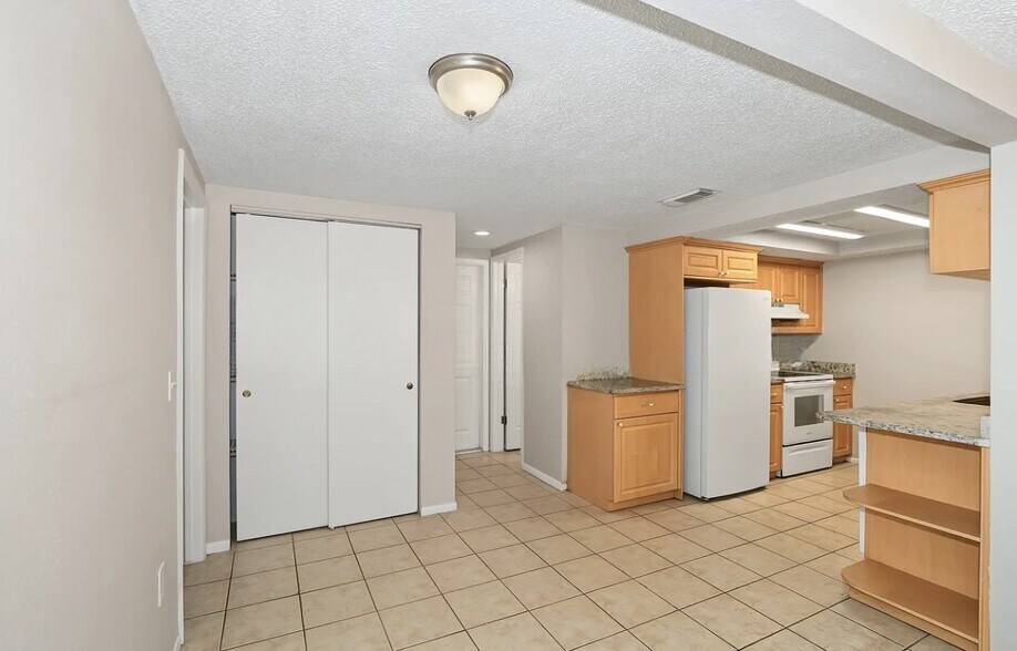 Building Photo - 7713 Seashore Dr