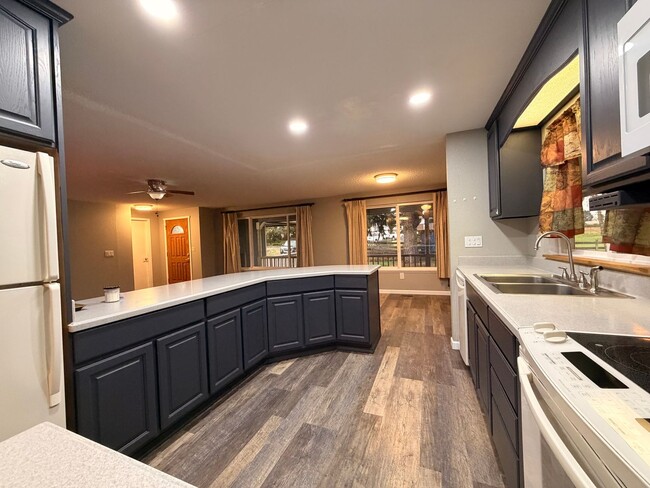 Building Photo - Private and quiet 3BD, 2 BA w/ 2 car garage near Fedrickson!