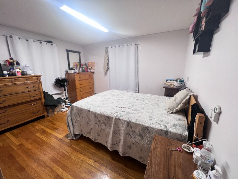 Building Photo - 35 Montvale Ave