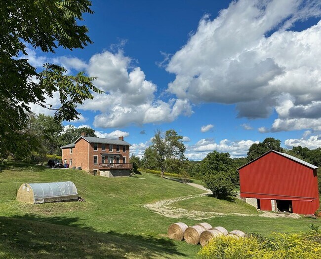 Building Photo - Amazing Farm Property!