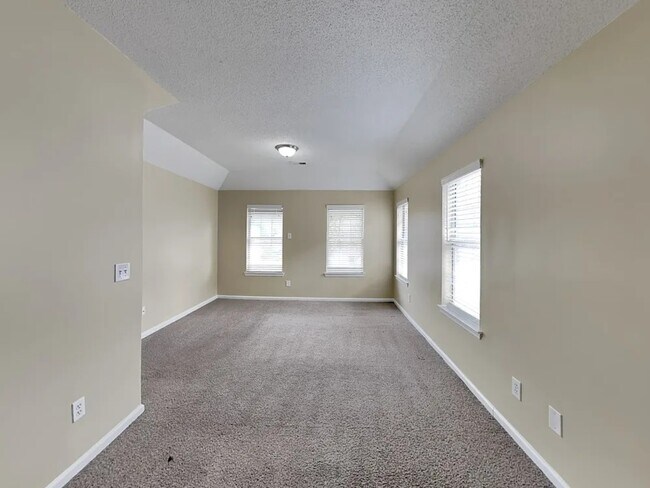 Building Photo - 408 Leafmore Rd SW