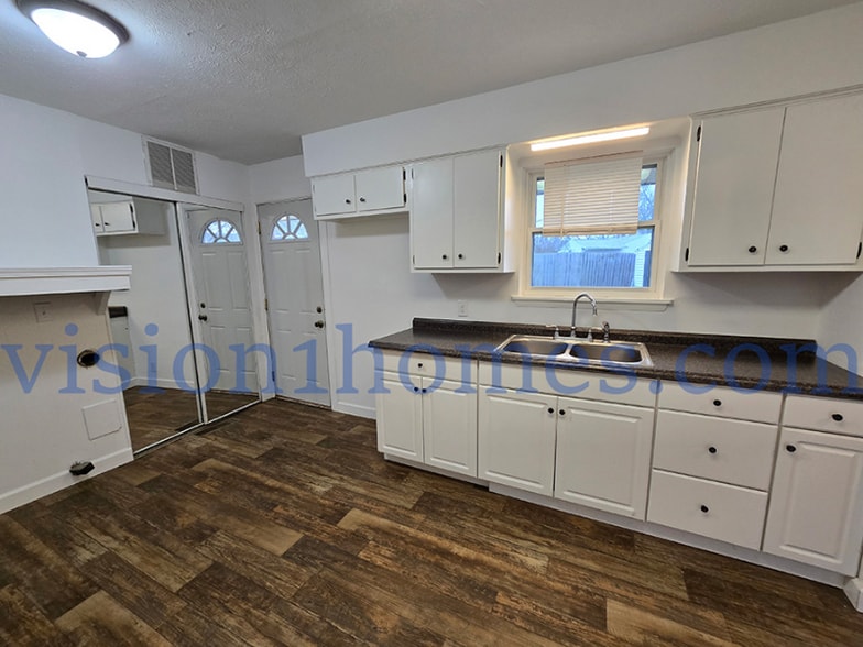 Building Photo - 433 Lewis Blvd