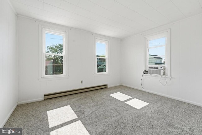 Building Photo - 815 N Maple Ave
