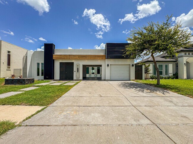 Building Photo - Modern 3-Bed / 3-Bath Home with Pool!