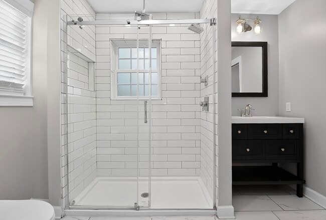 Building Photo - 4044 Dinglewood Ave